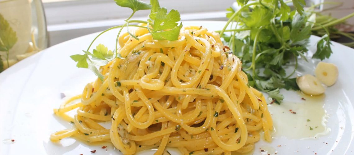 Spaghetti aglio olio e Peperoncino simple Recipe